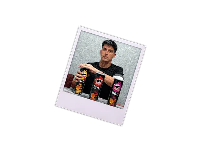 Toni con varios botes de Pringles sobre la mesa