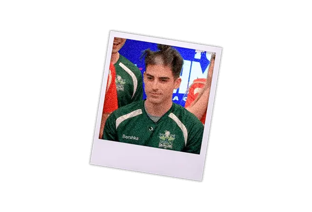 Toni con la camiseta verde de DUX